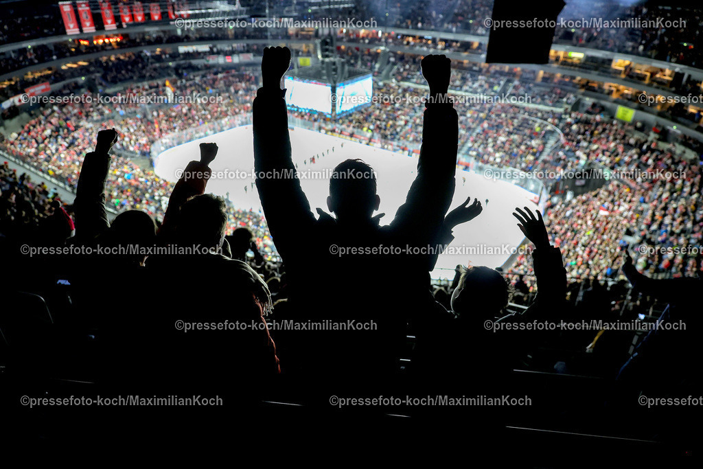 KEC22122401003 | 22.12.2024, Eishockey, DEL, Kölner Haie - Straubing Tigers, Spieltag 29, Lanxess-Arena Köln: Jubelnde Fans freuen sich über den Sieg das Tor Feature Symbolbild Innenansicht Sporthalle Spielstätte Eisfläche Übersicht Übersichtsbild Voll Besucher Zuschauer Ausverkauft volle Halle Eishockeyfans Zuschauerzahlen Besucherzahlen