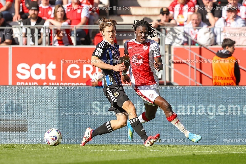 xKWIx26042601038 | 2026.04.26, xkwix, Fußball, 3.Liga, Rot-Weiss Essen - 1. FC Saarbrücken, Stadion an der Hafenstraße, 35.Spieltag, Saison 2025 / 2026: Franci Bouebari (Rot-Weiss Essen #19) im Zweikampf gegen Lasse Wilhelm (1. FC Saarbrücken #18) DFB regulations prohibit any use of photographs as image sequences and or quasi-video. Photo: xKamilxWilkowskixPressefotoKochx