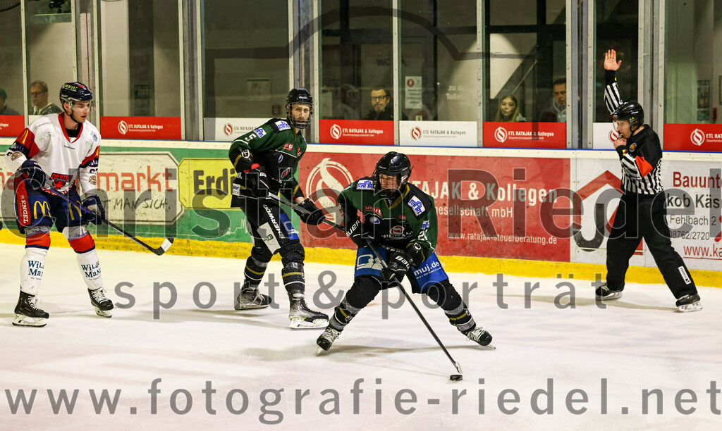 2023-02-19_103_TSV_Erding_gegen_VfE_Ulm-Neu-Ulm | Erding, Deutschland, 19.02.2023:
Eishockey, Bayernliga Meisterrunde Gruppe B 2022 / 2023, 5. Spieltag, TSV Erding gegen VfE Ulm/Neu-Ulm, Endergebnis: 

Florian Zimmermann (Erding Gladiators, #5), Erik Modlmayr (Erding Gladiators, #21)

Foto: Christian Riedel / fotografie-riedel.net