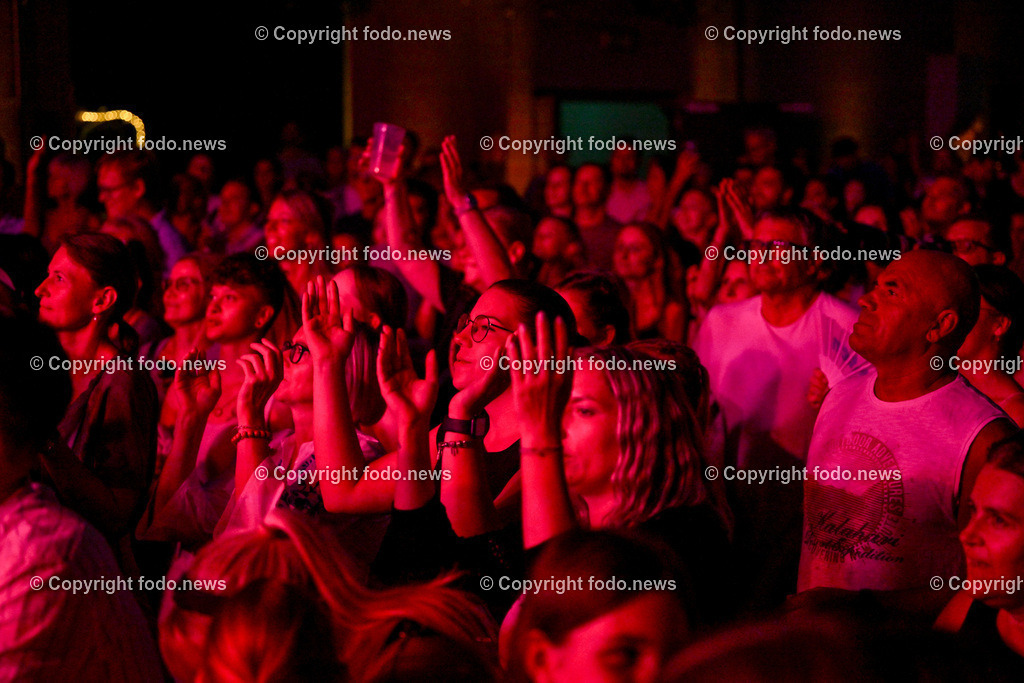 Posthof_ Julian le Play_ Open Air Konzert_ 25.08.2023-8 | 25.08.2023, Linz, AUT, Posthof, Open Air Konzert, im Bild Julian le Play (oesterreichischer Pop-Saenger, Songwriter), Rauschen Tour