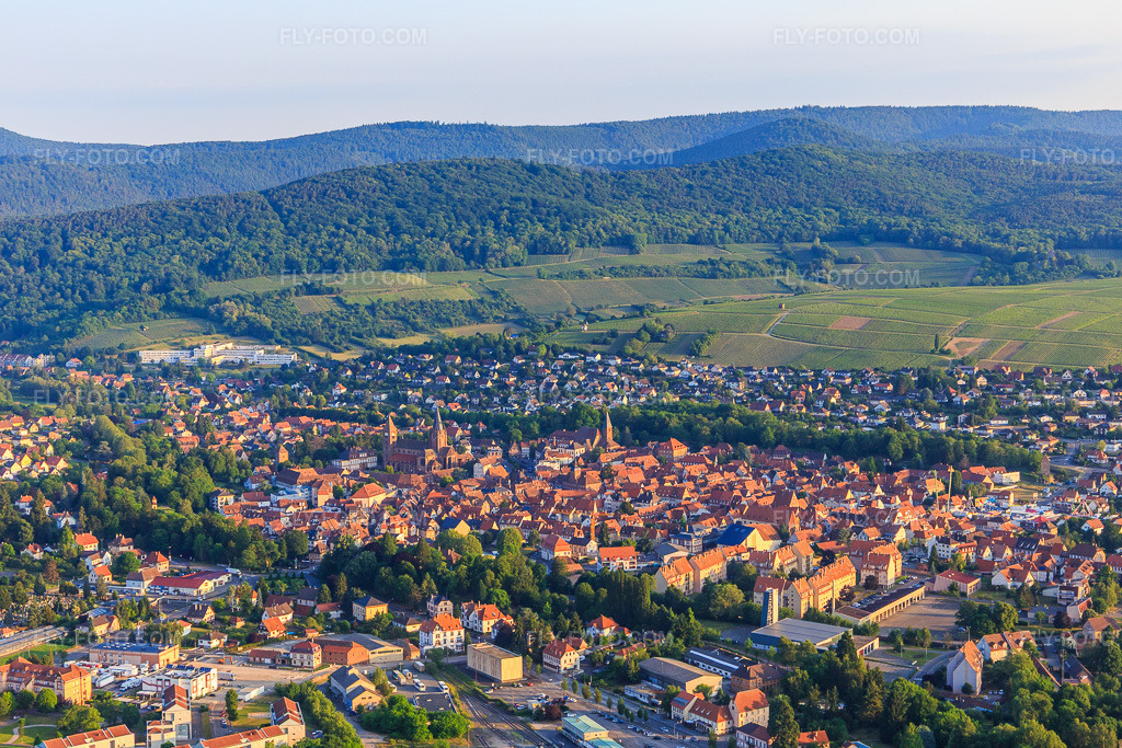 Aerial view: View of the town from the southeast in Wissembourg in the state Bas-Rhin, France. – Photo: IMG_100655.jpg taken on 06/02/2017 by Werner Riehm/FLY-FOTO.com – Resolution of the original: 5472 x 3648 px