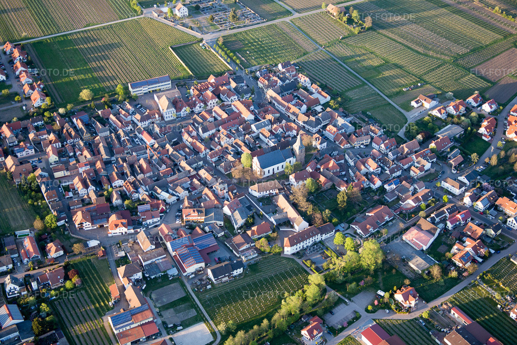 Luftbild: (Pfalz) in Kirrweiler im Bundesland Rheinland-Pfalz in Deutschland. Foto: IMG_077490.jpg vom 21.04.2015 durch Werner Riehm/FLY-FOTO.de