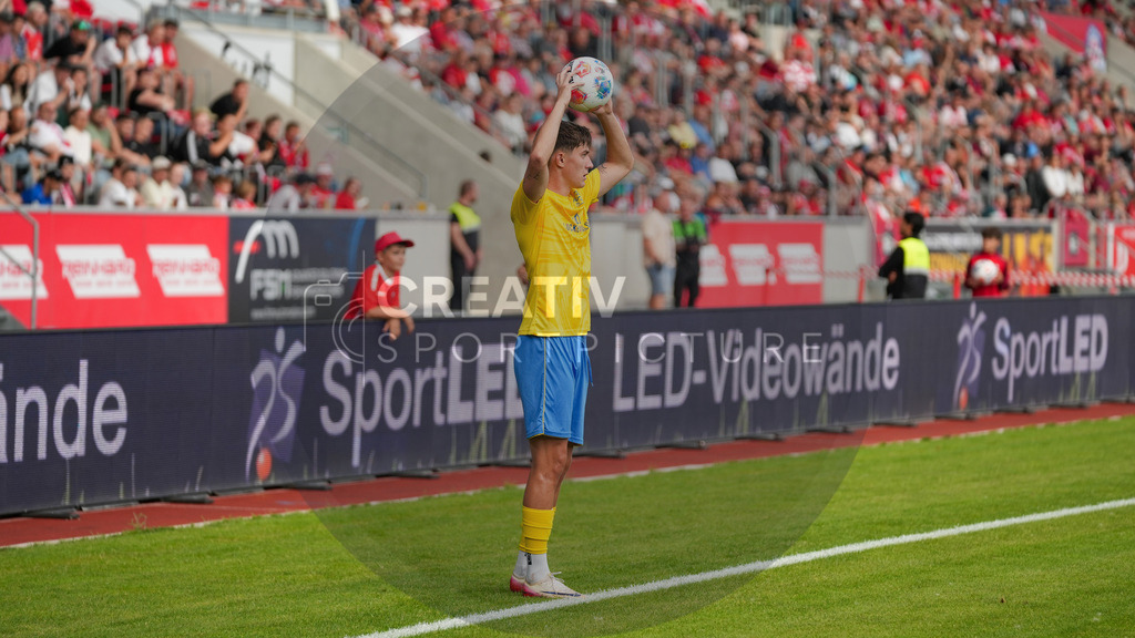 Fußball, Herren, Saison 2025/2026, Regionalliga Nordost, 1. Spieltag, FC Rot-Weiß Erfurt vs. FSV 63 Luckenwalde, Freitag 25.07.2025, Steigerwaldstadion Erfurt, | Fußball, Herren, Saison 2025/2026, Regionalliga Nordost, 1. Spieltag, FC Rot-Weiß Erfurt vs. FSV 63 Luckenwalde, Freitag 25.07.2025, Steigerwaldstadion Erfurt, Im Bild: Mike Bachmann (Luckenwalde) beim Einwurf - Realisiert mit Pictrs.com