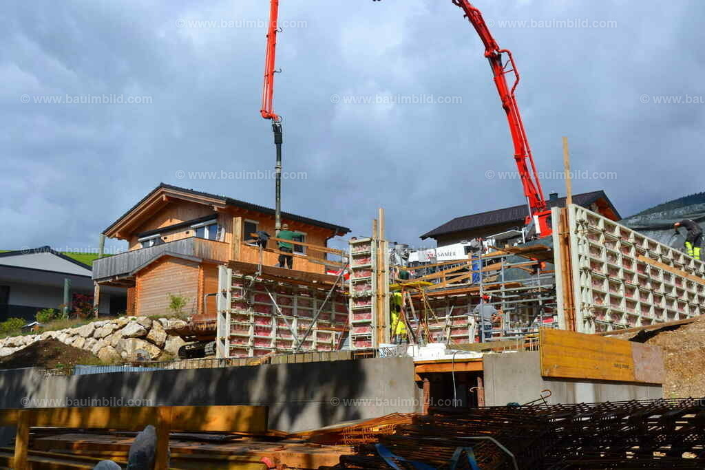 Autobetonpumpe | Betonieren von geschalten und bewehrten Betonwänden mit Betonpumpe, Baustelle in Hanglage