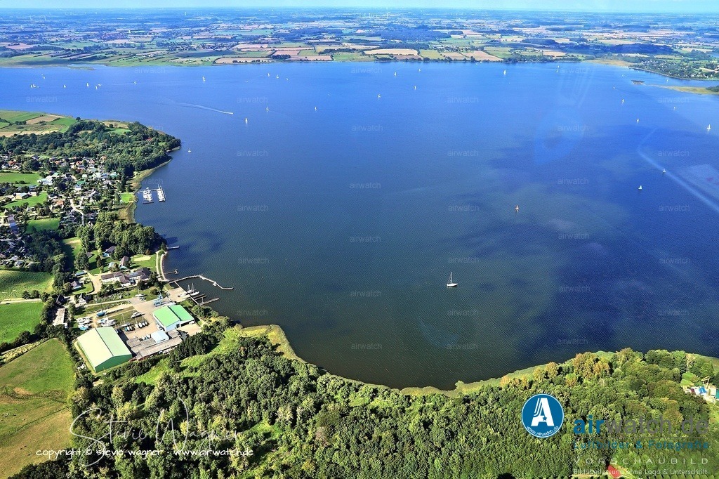 Luftbild Ostseefjord Schlei, Borgwedel, Schrader Marina Schlei  | Schrader Marina Schlei GmbH ist ein etablierter Marinaservice und Bootsbetrieb direkt an der Schlei in Borgwedel, Schleswig-Holstein. Das Unternehmen bietet umfassende Dienstleistungen für Yachtbesitzer, darunter Liegeplätze, Winterlager in Hallen, Slipanlagen, Bootsservice und Reparaturen.