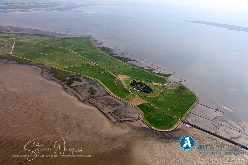 Luftbilder Hallig Oland | Olands Bedeutung im 17. Jahrhundert belegt die Existenz eines vollen Seegerichts, das von acht Schiffern gebildet wurde und als Appellationsinstanz für die mit der Schifffahrt zusammenhängenden Rechtsangelegenheiten diente. Ein 1661 verfasster Freiheitsbrief des englischen Königs Karl II., in dem er den Oländern ungehinderte Handelsschifffahrt zusicherte, belegt die damalige Bedeutung der kleinen Hallig