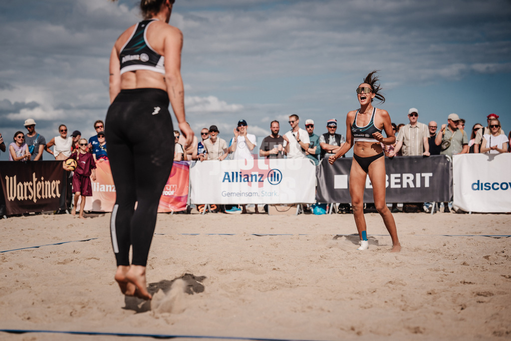 Beachvolleyball | Frauen | Deutsche Meisterschaften 2025 Timmendorfer Strand | 04.09.2025 | v.l. Sandra Ferger und Rika Dieckmann jubeln nach dem Sieg