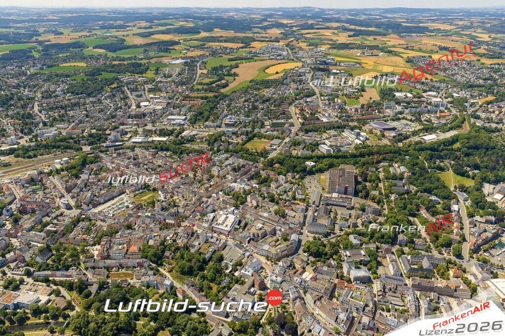 Luftaufnahme der Stadt Hof - Die Luftaufnahme wurde 2025 vom UL-Flugzeug heraus erstellt ( keine Drohne ) - Hochauflösende Luftaufnahme - für professionelle Ausdrucke geeignet. Die Geschenkidee !Mit Lizenz und Bildrechte bestellbar