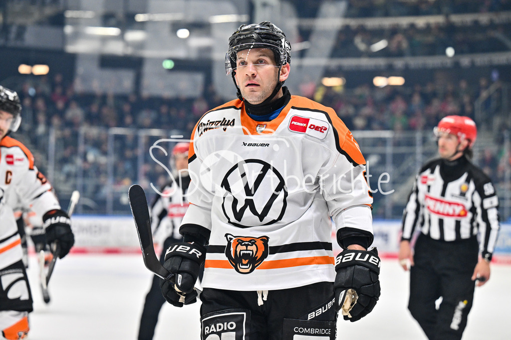 Augsburger Panther - Grizzlys Wolfsburg | AUGSBURG, GERMANY - 15. MARCH: Im Bild Matt WHITE (Grizzlys Wolfsburg 97) nach dem Treffer zum 1-1 Ausgleich / Tor / Torschuetze / Freude / Happy während dem Match zwischen den Augsburger Panthern und den Grizzlys Wolfsburg am 52. Spieltag der Penny DEL im Curt Frenzel Stadion