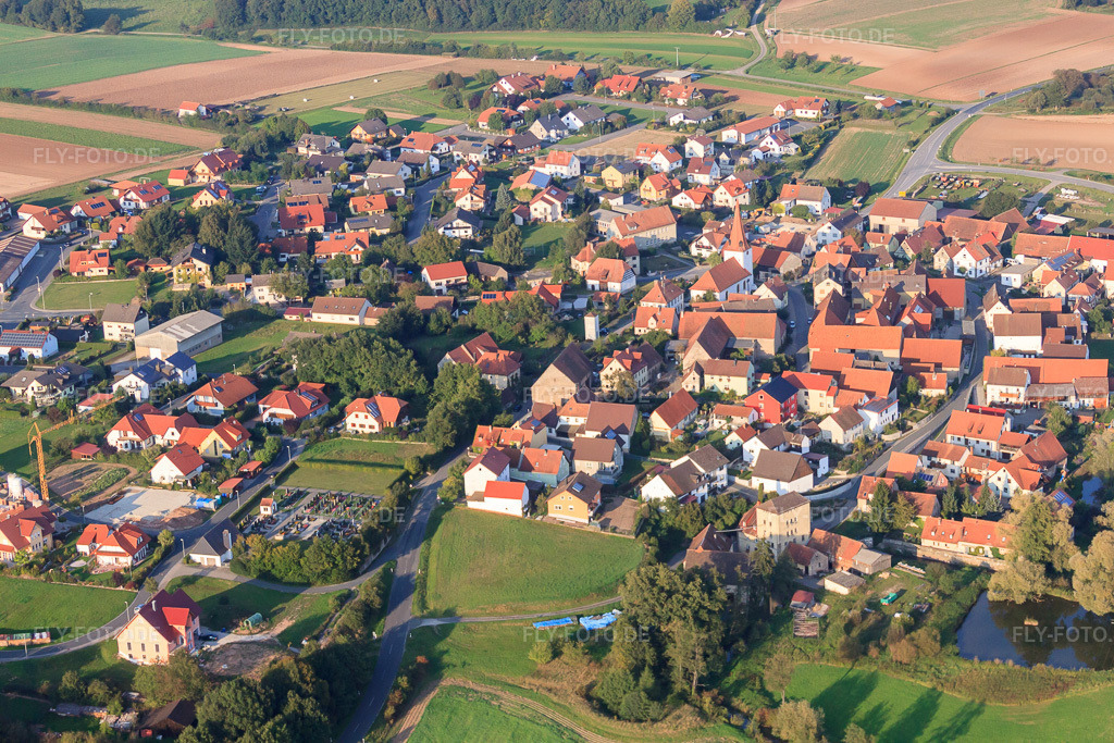 Luftbild: Dorfansicht von Westen mit Pfarrkirche und Friedhof im Ortsteil Herrnsdorf in Frensdorf im Bundesland Bayern in Deutschland. – Foto: IMG_45728-1775.jpg vom 25.09.2011 durch Werner Riehm/FLY-FOTO.de – Auflösung des Originals: 4752 x 3168 px