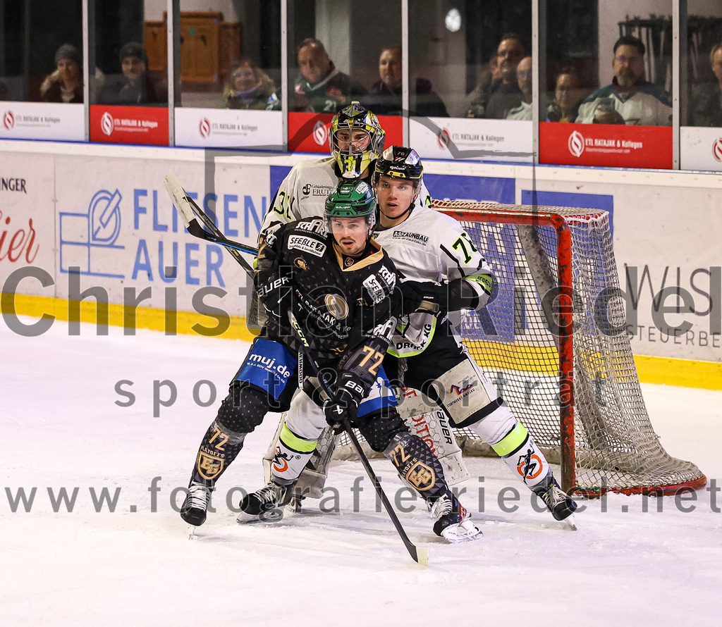 2024-02-16_135_TSV_Erding_gegen_ERSC_Amberg | Erding, Deutschland, 16.02.2024:
Eishockey, Bayernliga Playoffs 2023 / 2024, 1. Spieltag, TSV Erding gegen ERSC Amberg, Endergebnis: 1:2

Torwart Timon Bätge (ERSC Amberg, #31), Leon Abstreiter (Erding Gladiators, #72), Felix Feder (ERSC Amberg, #76)

Foto: Christian Riedel / fotografie-riedel.net