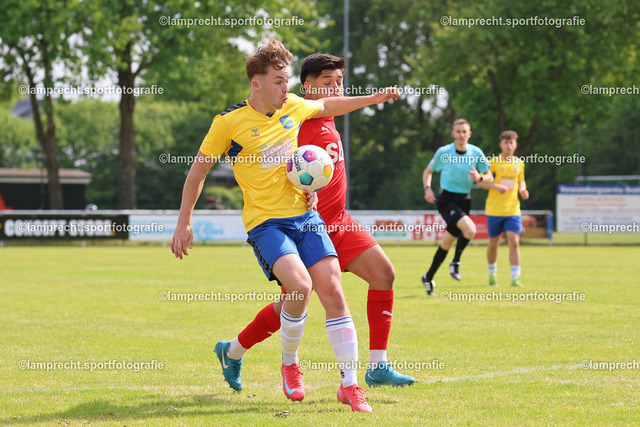 Fußball I Herren I Saison 2024-2025 I Senioren Landesliga Holstein I 29. Spieltag I SV Todesfelde U23 - 1.FC Phönix Lübeck II I 24.05.2025.236 | v.l. Nic Henri Jeske (23, SV Todesfelde U23), Enrique Bernd Höppner Ordonez (11, 1. FC Phönix Lübeck II) - Realisiert mit Pictrs.com