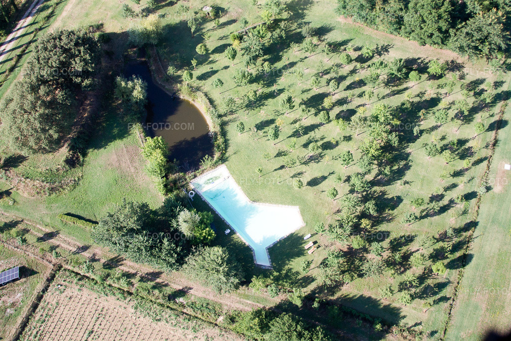 Aerial view: View of the town in Castroncello in the state Tuscany, Italy. – Photo: IMG_43840.jpg taken on 07/29/2011 by Werner Riehm/FLY-FOTO.com – Resolution of the original: 4272 x 2848 px