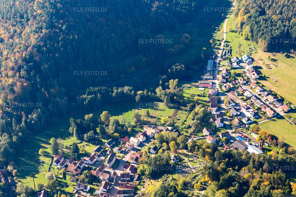 Luftbild: Dorfansicht aus Osten im Wieslautertal in Bobenthal im Bundesland Rheinland-Pfalz in Deutschland. Foto: IMG_103889.jpg vom 14.10.2017 durch Werner Riehm/FLY-FOTO.de
