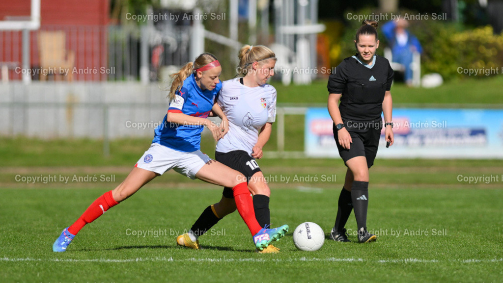 Kieler MTV vs Holstein Kiel | Alina-Sophie Steiner (KMTV #10) / Luiza Zimmermann (Holstein #19) / Schiedsrichterin Anika Bargholz - Fußball-Regionalliga Nord Frauen 2024/2025 / Kieler MTV vs Holstein Kiel / Hauptplatz Schilksee / Kiel / 06.10.24 - Realisiert mit Pictrs.com