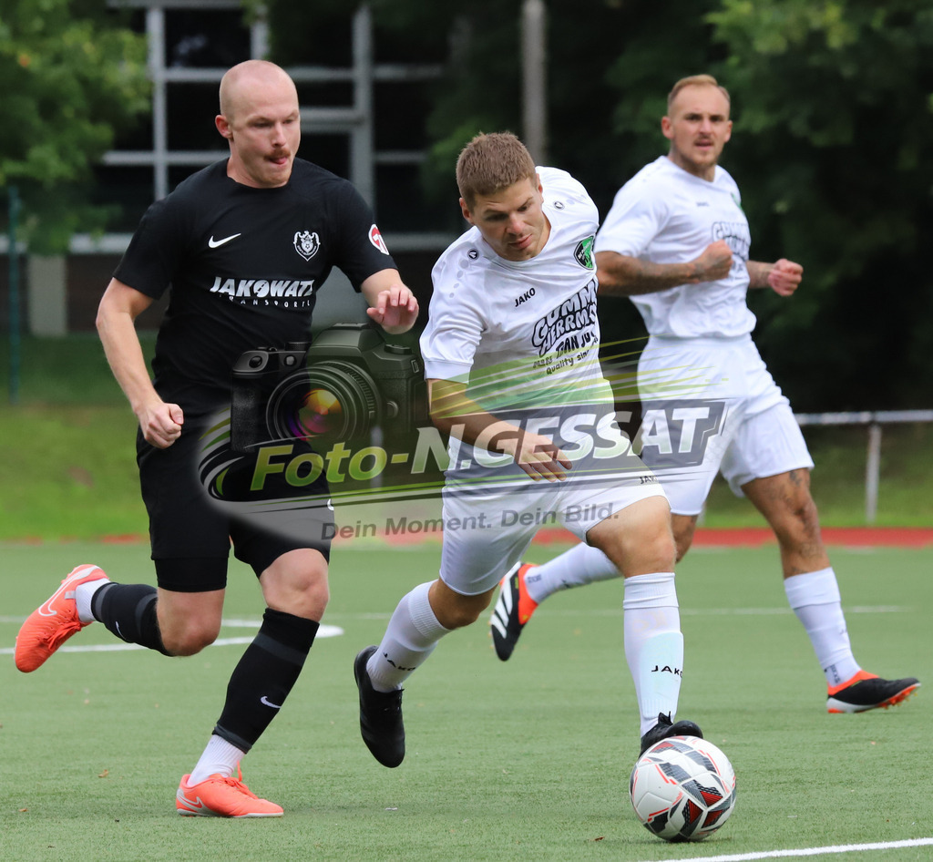 SC Bünde - BV 21 Stift-Quernheim | Auf dem Bild zu sehen: weiß SC Bünde: Dennis Grzesik ; schwarz BV 21 Stift-Quernheim: Luca Jan FiluschSC Bünde, BV 21 Stift-Quernheim, Fistelmann Supercup, Hunnebrock, Deutschland  - Realisiert mit Pictrs.com