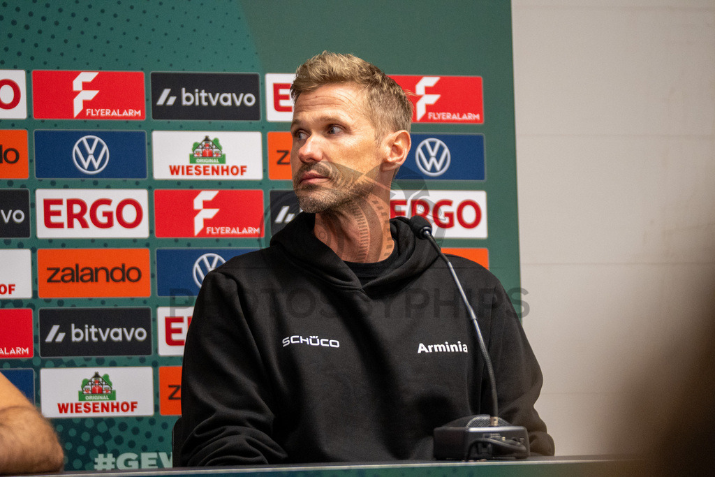 SG Sonnenhof Großaspach vs. Arminia Bielefeld, Fussball, DFB-Pokal, 1. Runde, 22.08.2026 | Oliver Kirch (Cheftrainer Arminia Bielefeld),SG Sonnenhof Großaspach vs. Arminia Bielefeld, Fussball, DFB-Pokal, 1. Runde, 22.08.2026,DFB regulations prohibit any use of photographs as image sequences and/or quasi-video