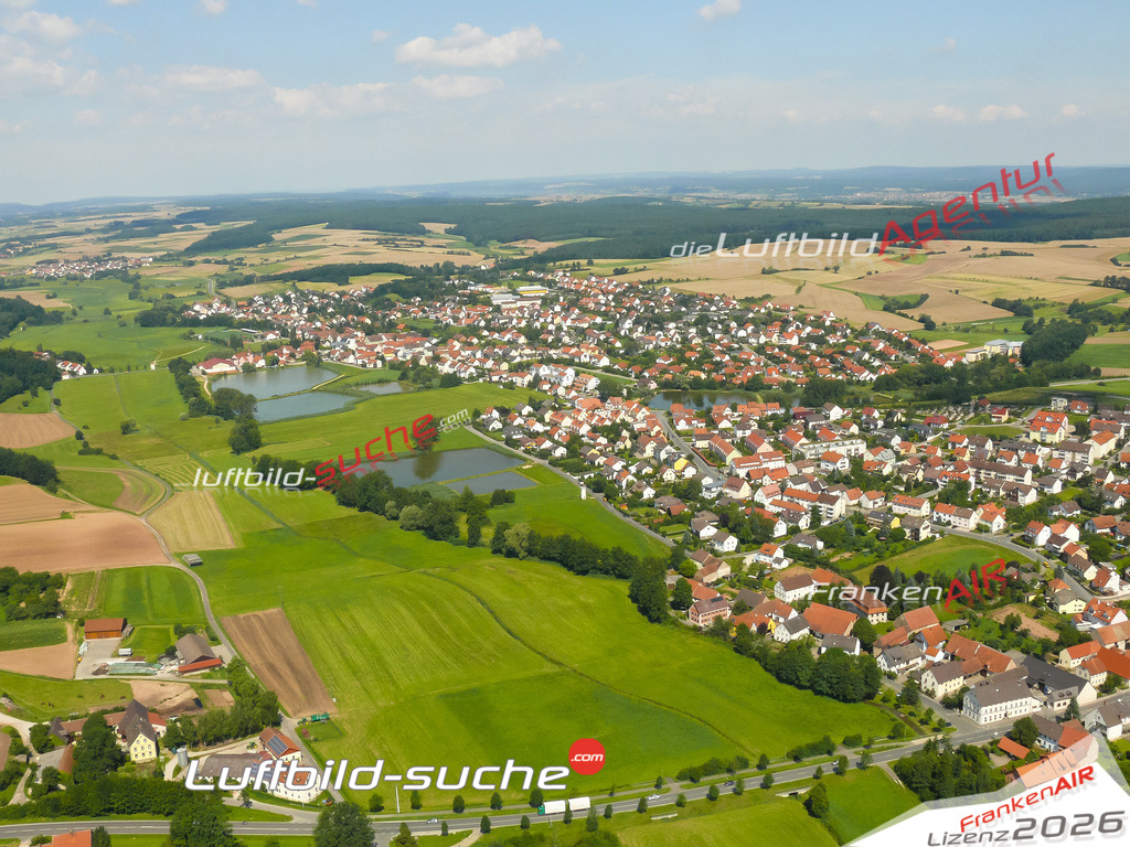 Die Luftaufnahme der Stadt Stegaurach wurde vom UL-Flugzeug heraus erstellt ( keine Drohne )- hohe Auflösung für beste Qualität