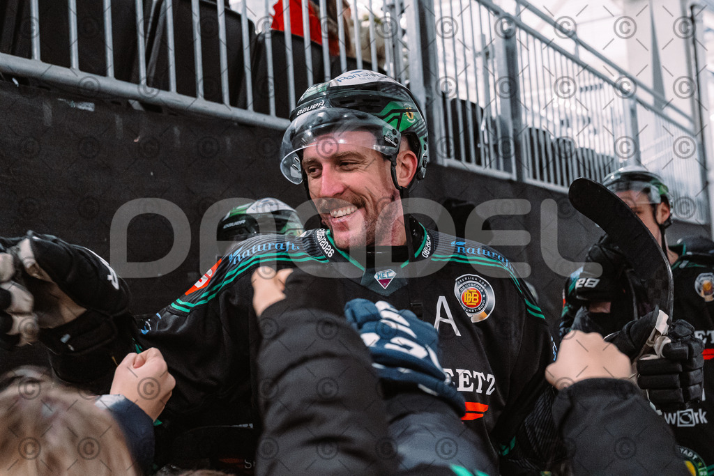 Alligators_vs_Deggendorf_30_11_2025-111 | Höchstadt Alligators Fotogalerie: Eishockey-Action aus Franken. Professionelle Spielfotos, Portraits & Stadionbilder zum Download. Jetzt entdecken! - Realized with Pictrs.com