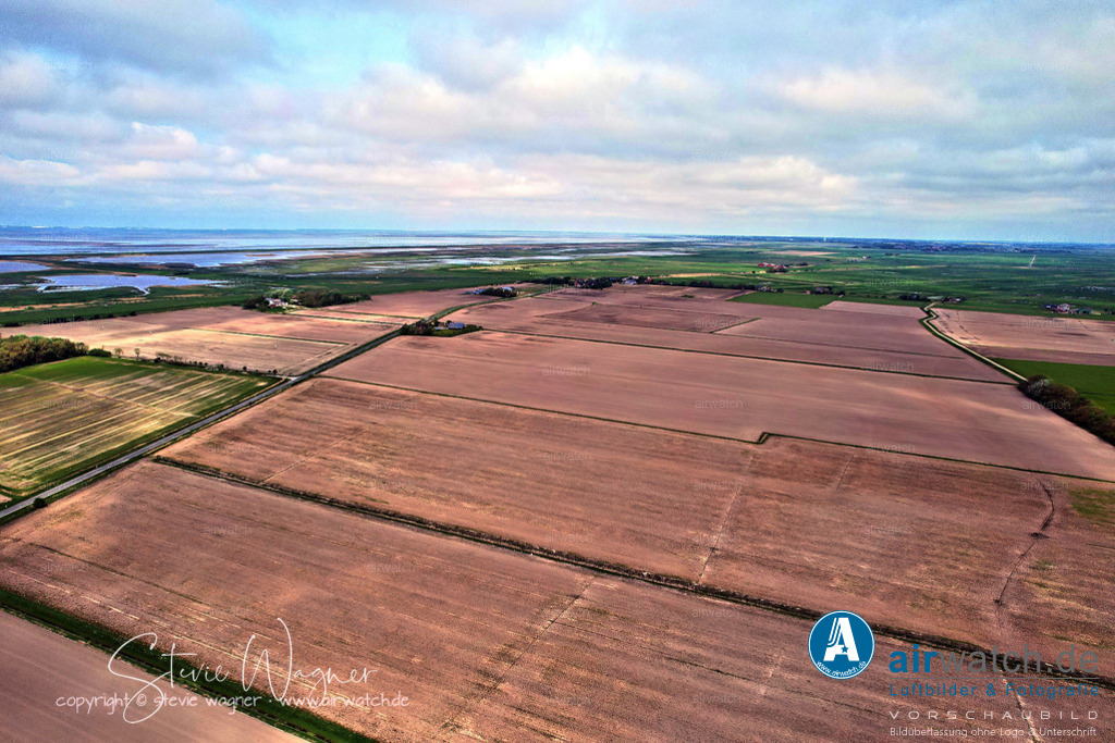 Luftbilder Rickelsbueller Koog - Nordfriesland | Luftbilder Rickelsbueller Koog - Am nördlichsten Festlandpunkt Deutschlands steht eine Bank, die sich für ein gemütliches Picknick eignet. Auf dem Parkplatz gibt es eine kleine Infohütte, in der man alles über den Bau des Rickelsbüller Koogs und etwas über das Wattenmeer lesen kann.