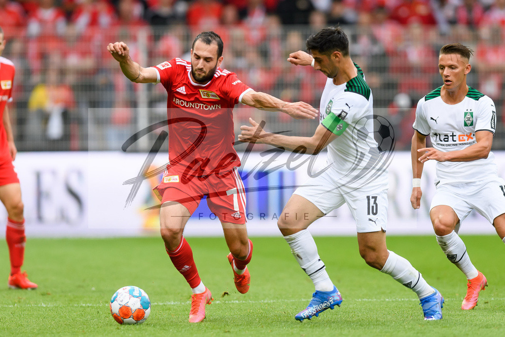 FCUBMG20210829_023 | Fussball, Herren: Levin Oeztunali (1.FC Union Berlin) und Lars Stindl (Borussia Moenchengladbach) im Zweikampf beim Spiel der 1. Bundesliga zwischen 1. FC Union Berlin und Borussia Moenchengladbach im Stadion An der Alten Foersterei am 29.08.2021 in Berlin, Deutschland. - Realisiert mit Pictrs.com
