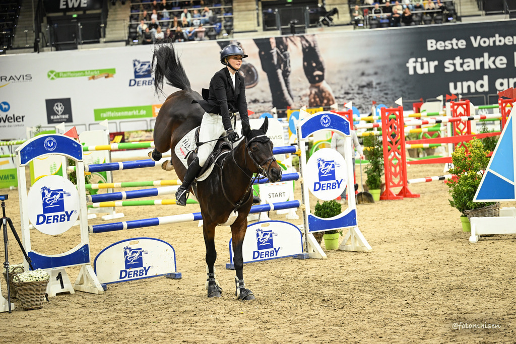 021125-19-058 | Foto Mhisen Pferdefotografie#, Reitturnier Frankfurt#  #Dressur und Springen
#Profi Pferdefotograf Reitturnier Fotograf 
#Sport Horses Photographer 
#equestrain photographer - Realisiert mit Pictrs.com