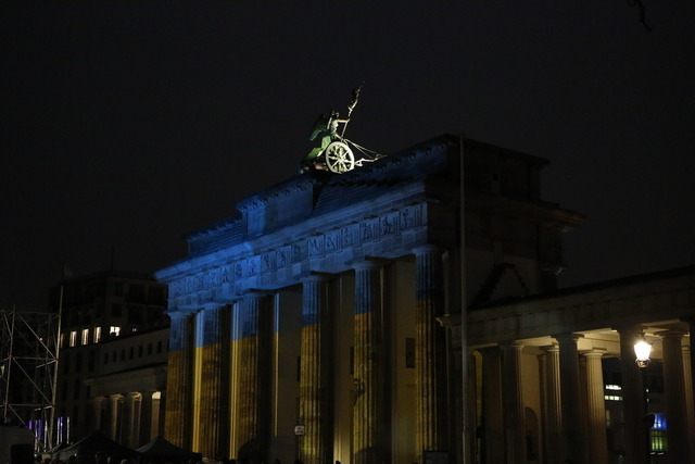 Brandenburger Tor erstrahlt in Ukraine-Farben am Jahrestag des russischen Angriffs auf die Ukraine. | Deutschland, Berlin, 24.02.2023. Brandenburger Tor erstrahlt in Ukraine-Farben am Jahrestag des russischen Angriffs auf die Ukraine.