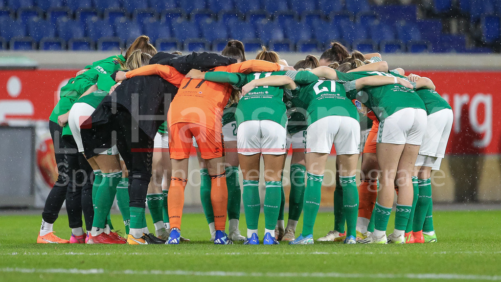 Fussball, Google Pixel Frauen-Bundesliga, MSV Duisburg - SV Werder Bremen | v.li.: Spielerinnen des SV Werder Bremen schwören sich mit einem Mannschaftskreis ein, Teamkreis, Ansprache, Motivation, DIE DFB-RICHTLINIEN UNTERSAGEN JEGLICHE NUTZUNG VON FOTOS ALS SEQUENZBILDER UND/ODER VIDEOÄHNLICHE FOTOSTRECKEN. DFB REGULATIONS PROHIBIT ANY USE OF PHOTOGRAPHS AS IMAGE SEQUENCES AND/OR QUASI-VIDEO.