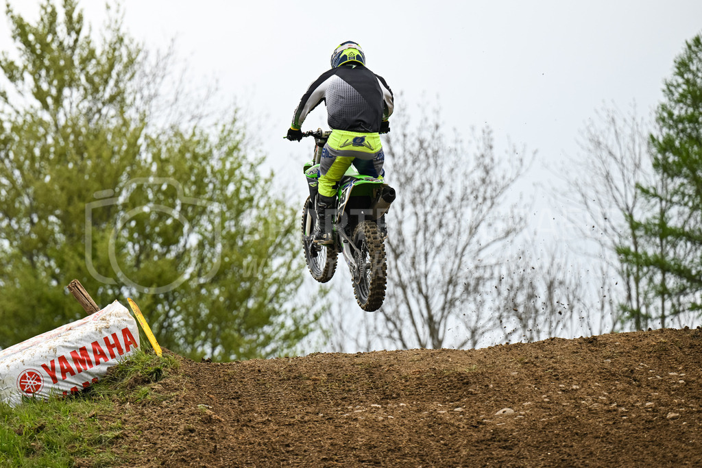 Motocross Schlatt bei Winterthur - 30. April 2023 | #98 Bollhalder Patrick aus Busswil (CH) auf Kawasaki Kxf in der Kategorie Senioren am Motocross Schlatt bei Winterthur, 30. April 2023. 
Instagram: @mx_schlatt | @mc_wila | @sam_schweiz
Bild: Sportfotografie Markus Aeschimann | www.markus-aeschimann.ch - Realisiert mit Pictrs.com