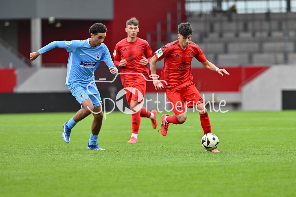 FC Bayern München U19 - TSV 1860 München U19 | im Duell Noa PLOETTNER (TSV 1860 Muenchen U19 #9) und Deniz OFLI (FCB #3) / Zweikampf / U19 DFB Nachwuchsliga: FC Bayern Muenchen U19 - TSV 1860 Muenchen U19, FC Bayern Campus am 02.11.2024