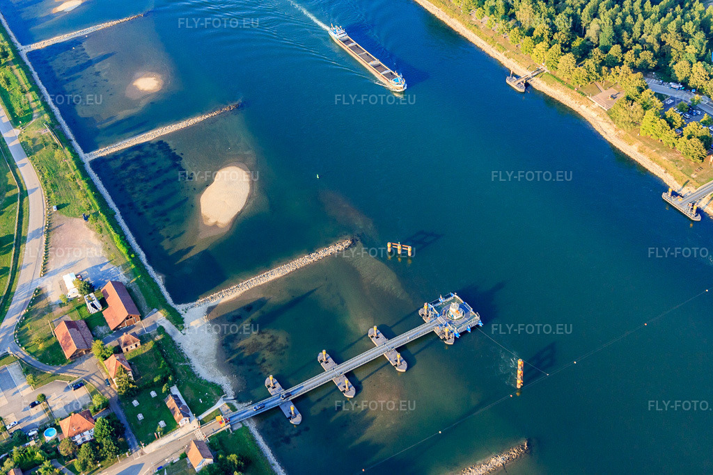 Vue aérienne: Plittersdorf : Ferry solaire traversant le Rhin à Seltz dans le département Bas Rhin, France – .Photo: IMG_109167.jpg prise le 25/07/2018 par Werner Riehm/FLY-FOTO.eu – Résolution de l'original: 5472 x 3648 px