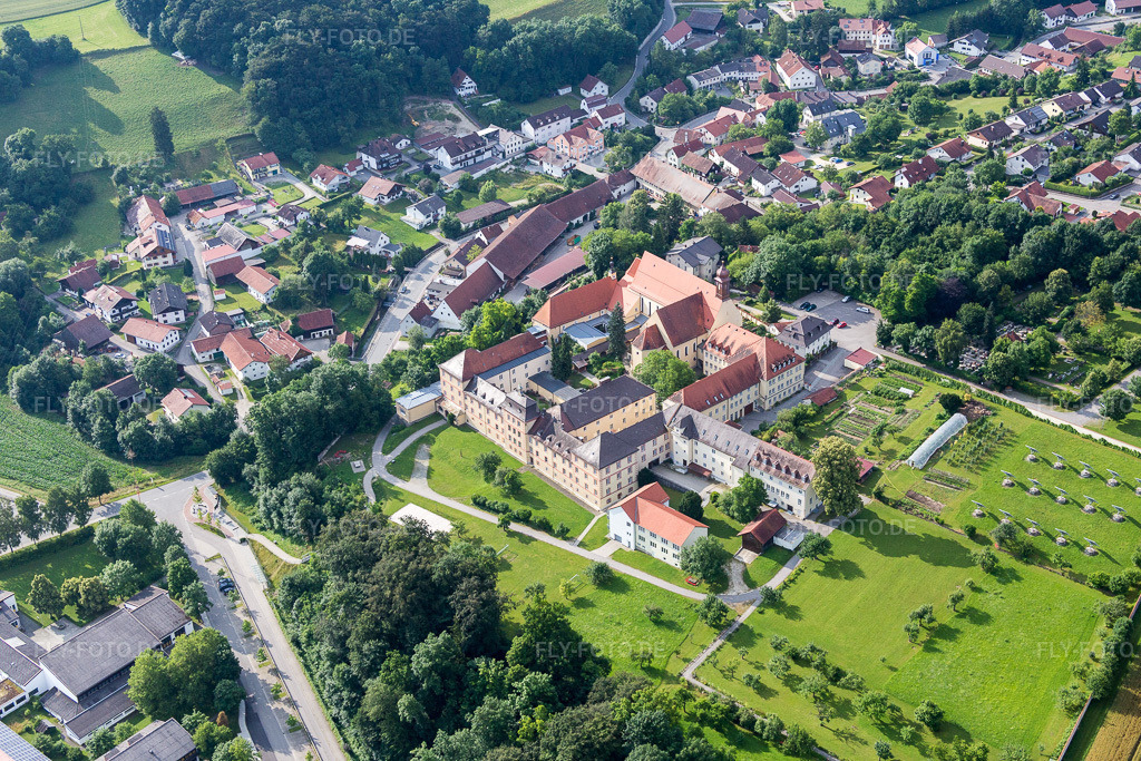 Luftbild: Gebäudekomplex des ehemaligen Klosters und der heutigen Realschule St. Maria in Niederviehbach im Bundesland Bayern in Deutschland. – Foto: IMG_090512.jpg vom 02.07.2016 durch Werner Riehm/FLY-FOTO.de – Auflösung des Originals: 5472 x 3648 px