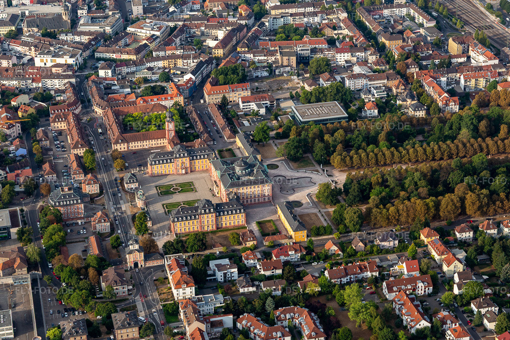 Luftbild: Schlossgarten und Schloss Bruchsal in Bruchsal im Bundesland Baden-Württemberg in Deutschland. Foto: IMG_134143.jpg vom 26.08.2022 durch Werner Riehm/FLY-FOTO.deSchloss Bruchsal