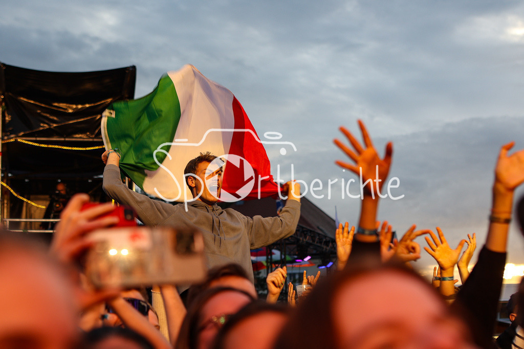 Noiesehausen | Die Band "Roy Bianco &amp; die Abbrunzati Boys" spielen beim Festival "Noisehausen" in Schrobenhausen / Im Bild ein Fan mit Italienischer Fahne in der Hand