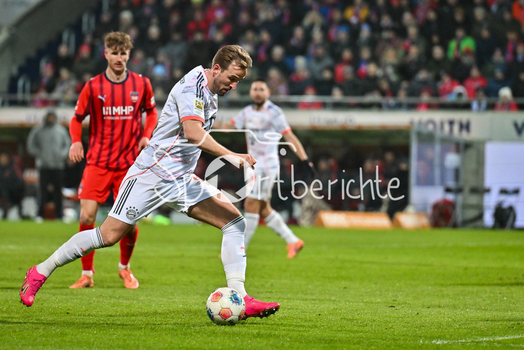 1. FC Heidenheim - FC Bayern München | HEIDENHEIM, GERMANY - 21. DECEMBER: Torschuss Harry KANE (FC Bayern Munich 9) während dem Bundesligamatch zwischen dem 1. FC Heidenheim und dem FC Bayern München am 15. Spieltag in der Voith-Arena / DFL REGULATIONS PROHIBIT ANY USE OF PHOTOGRAPHS AS IMAGE SEQUENCES AND/OR QUASI-VIDEO