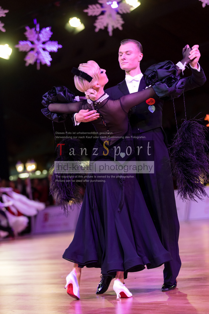 20241215_WDSF_Int_Open_Std-Riga-9095 | Tanzsportbilder, Standardtanz, Lateintanz, WDSF, DTV, LTVB, dancecomp, goc, hessen tanzt, blaues band der spree, walzer, tango, wiener walzer, slowfox, quickstepp, samba, rumba, cha-cha-cha, paso doble. jive, hd-kroft photography, turniertanzsport