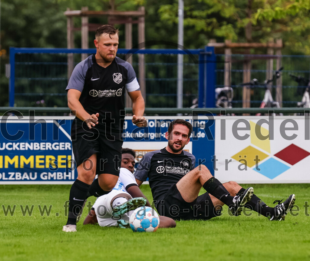 2023-08-05_114_FC_Langengeisling_gegen_SVN_Muenchen | Erding, Deutschland, 05.08.2023:
Fußball, Bezirksliga Oberbayern Ost 2023 / 2024, 2. Spieltag, FC Langengeisling gegen SVN München, Endergebnis: 1:3

Hannes Dornauer (FC Langengeisling, #33), Dylan Tougan (SVN München, #8), Lucas Seeholzer (FC Langengeisling, #2)

Foto: Christian Riedel / fotografie-riedel.net