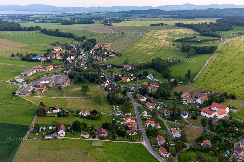 Luftbild: Dorfstraße von Norden im Ortsteil Dittersbach in Bernstadt im Bundesland Sachsen in Deutschland. Foto: IMG_141643.jpg vom 23.05.2024 durch Werner Riehm/FLY-FOTO.de
