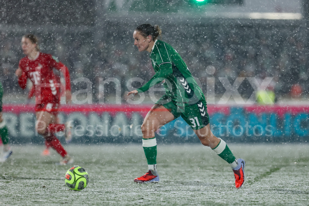 Fussball, Google Pixel Frauen-Bundesliga, SV Werder Bremen - 1. FC Köln | Verena Wieder (SV Werder Bremen, 31) am Ball, Einzelbild, Ganzkörper, Aktion, Action, Spielszene, DIE DFB-RICHTLINIEN UNTERSAGEN JEGLICHE NUTZUNG VON FOTOS ALS SEQUENZBILDER UND/ODER VIDEOÄHNLICHE FOTOSTRECKEN. DFB REGULATIONS PROHIBIT ANY USE OF PHOTOGRAPHS AS IMAGE SEQUENCES AND/OR QUASI-VIDEO.