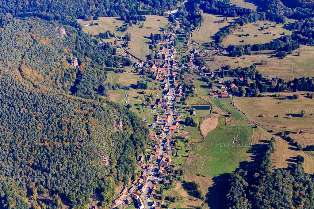 Vue aérienne: Vue du village depuis l'ouest, en contrebas des ruines de Klein-Arnsberg. à Obersteinbach dans le département Bas Rhin, France.Photo: IMG_095105.jpg prise le 16/10/2016 par Werner Riehm/FLY-FOTO.euRésolution de l'original: 5472 x 3648 px