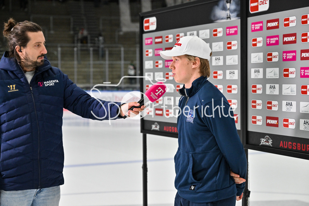 Augsburger Panther - Straubing Tigers | Augsburg, DEUTSCHLAND - 14. NOVEMBER: Elis HEDE (Straubing Tigers 75) beim Interview mit Magentasport vor der Partie mit Patrick EHELECHNER vor dem Ligaspiel zwischen den Augsburger Panthern und den Straubing Tigers am 18. Spieltag der Penny DEL im Curt Frenzel Stadion am 14.11.2025