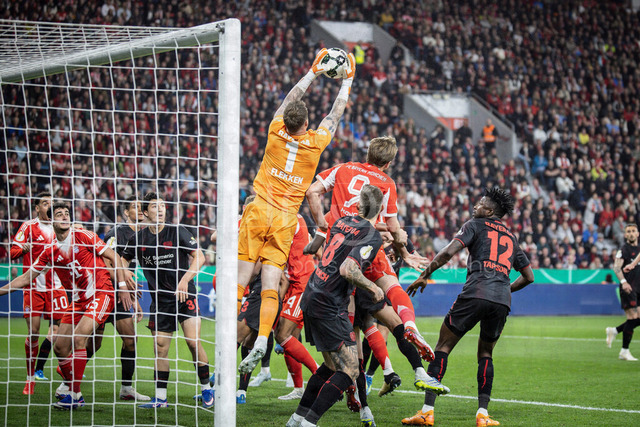 DFB Cup semifinal match Bayer 04 Leverkusen vs. FC Bayern Munich, 22.04.2026 | LEVERKUSEN, GERMANY - APRIL 22, 2026: Keeper Mark Flekken (Bayer 04 Leverkusen, 1) is catching a ball during the German DFB Cup semifinal match between Bayer 04 Leverkusen vs. FC Bayern Munich at BayArena on April 22, 2026 in Leverkusen, Germany. DFL REGULATIONS PROHIBIT ANY USE OF PHOTOGRAPHS AS IMAGE SEQUENCES AND/OR QUASI-VIDEO.