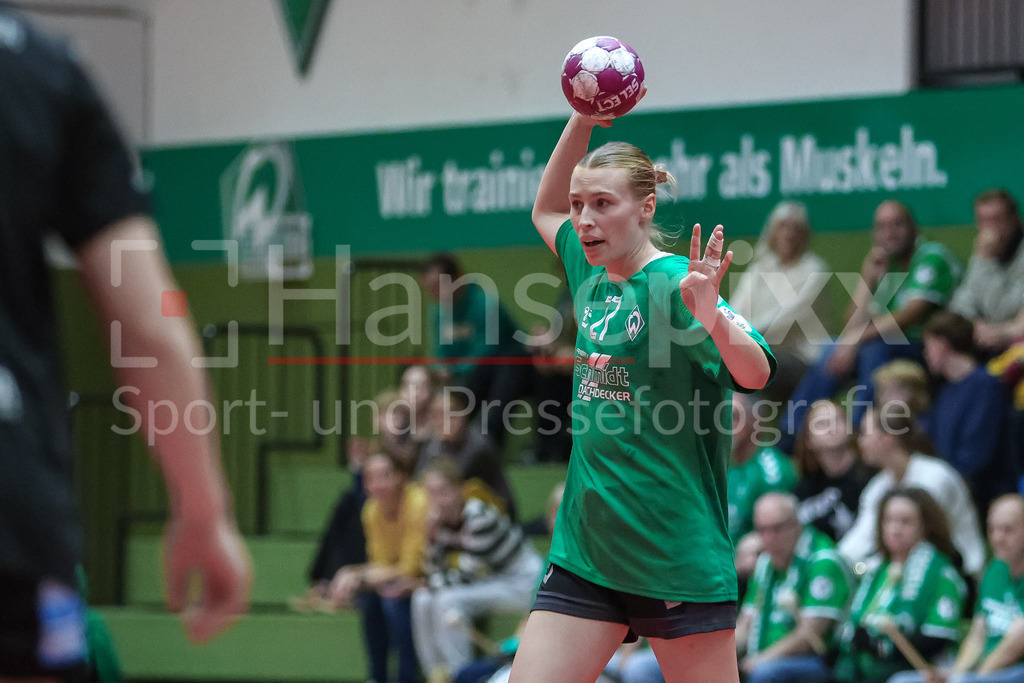 Handball, 2. Bundesliga Frauen, SV Werder Bremen - Kurpfalz Bären | v.li.: Emma Ruwe (SV Werder Bremen, 27) am Ball, Spielszene, Aktion, Action, gibt Anweisungen, gestikuliert, mit den Armen gestikulieren