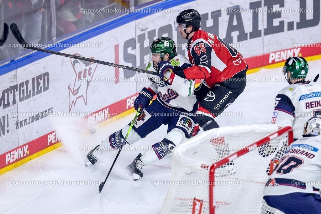 KEC15042601062 | 15.04.2026, Eishockey, DEL Halbfinale Play-Offs, Kölner Haie - Eisbären Berlin, Spiel 4, Lanxess-Arena Köln: Adam Smith (Eisbären Berlin #04) im Zweikampf gegen  Marco Münzenberger (Kölner Haie #65) 