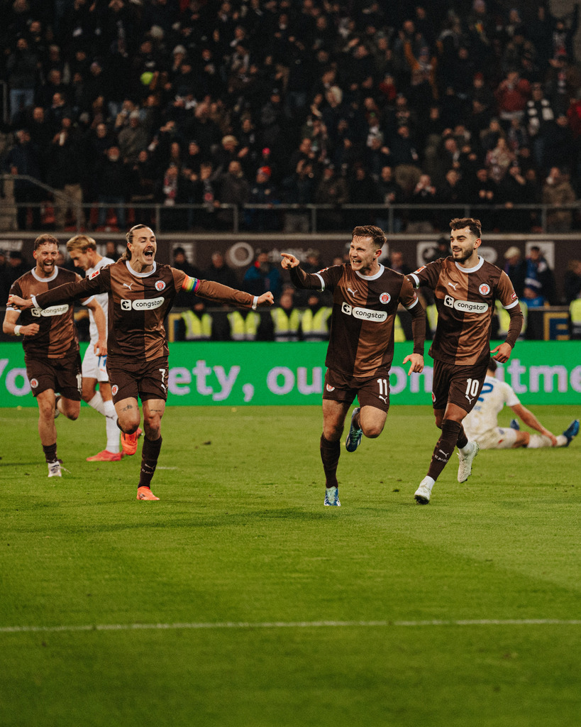 FCS07996 | Der offizielle Shop für FC St. Pauli Fotos. Wähle aus Spielszenen & Fanmomenten dein FCSP Wunschformat. Wir liefern Millerntor-Atmosphäre.