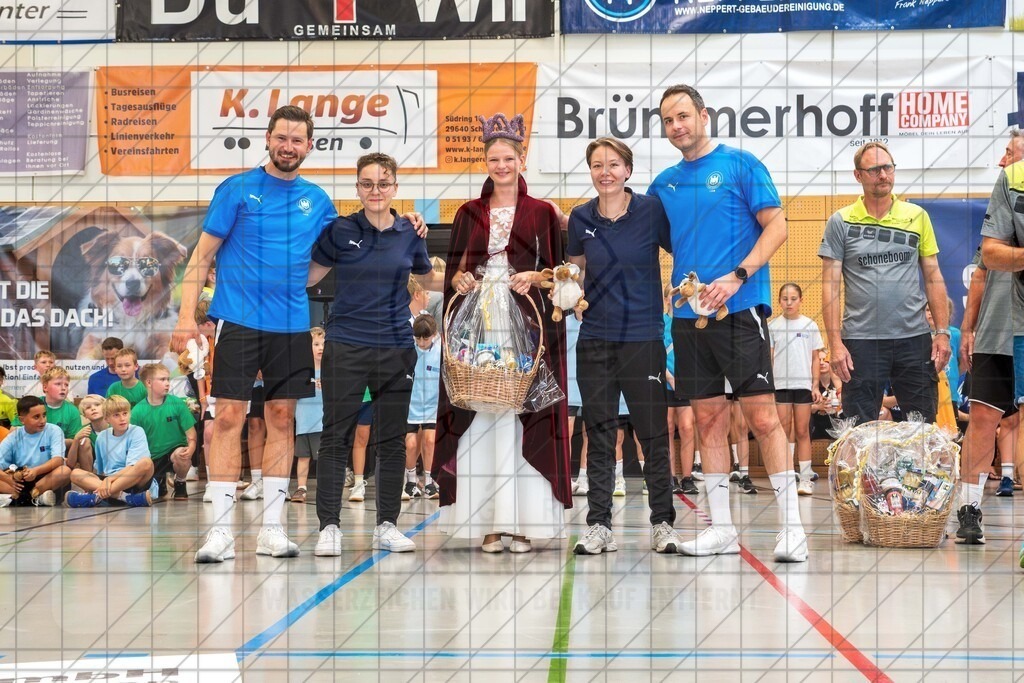 IHC 2026 - TSV Hannover-Burgdorf vs. HC Hamburg | Heidekönigin mit SR-Teams; IHC 2026 - TSV Hannover-Burgdorf vs. HC Hamburg am 09.08.26 in Sporthalle KGS, Schneverdingen - Realisiert mit Pictrs.com