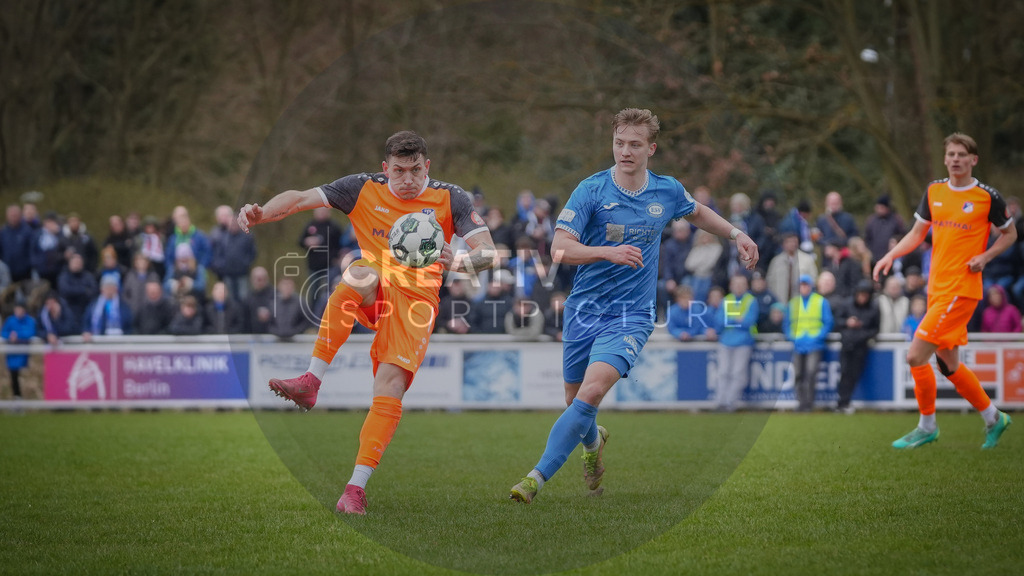 Fußball, Herren, Saison 2025/2026, Landespokal Brandenburg, Halbfinale, RSV Eintracht 1949 vs. VfB 1921 Krieschow, Samstag 28.03.2026, Sportplatz-Heinrich-Zille-Straße | Fußball, Herren, Saison 2025/2026, Landespokal Brandenburg, Halbfinale, RSV Eintracht 1949 vs. VfB 1921 Krieschow, Samstag 28.03.2026, Sportplatz-Heinrich-Zille-Straße, Im Bild: Paul Pahlow (l. Krieschow) und Till Plumpe (r. RSV) - Realisiert mit Pictrs.com