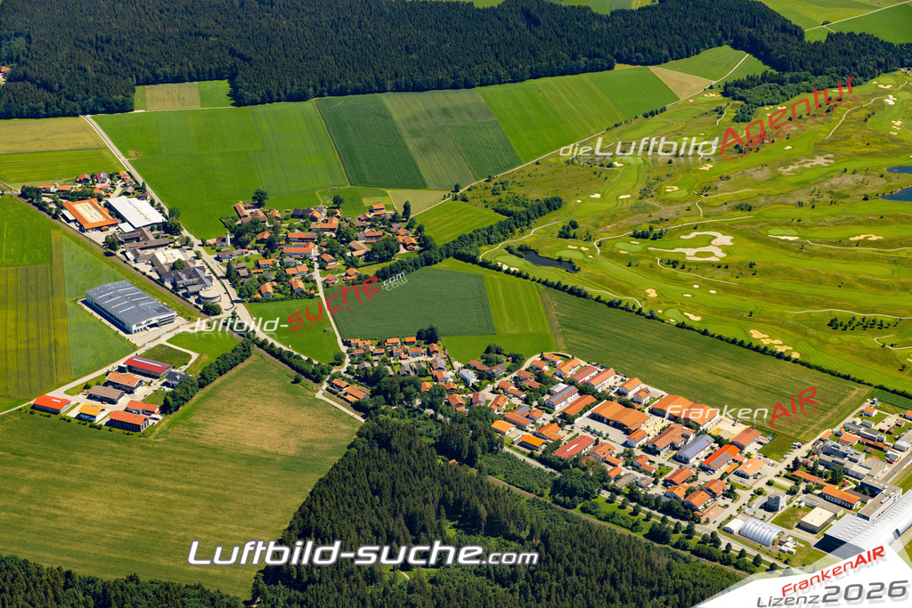 Aktuelles Luftbild von Oberlaindern Valley - Die Luftaufnahme wurde 2022 mittels UL-Flugzeug erstellt ( keine Drohne ) - hochauflösende Kamera-Systeme von  Canon -Beste Qualität - Für grossformatige Ausdrucke geeignet. Die Geschenkidee !