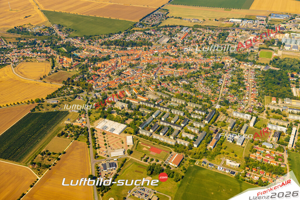 Luftbild der Stadt Querfurt - Die Luftaufnahme wurde 2025 vom UL-Flugzeug heraus erstellt ( keine Drohne ) - Hochauflösende Luftaufnahme - für professionelle Ausdrucke geeignet. Die Geschenkidee !Hier alle&nbsp;Infos zur Lizenzierung der LuftaufnahmeWir fliegen auch dieses Jahr wieder in Ihre Region um Luftbilder zu erstellen.- Luftbild anfragen