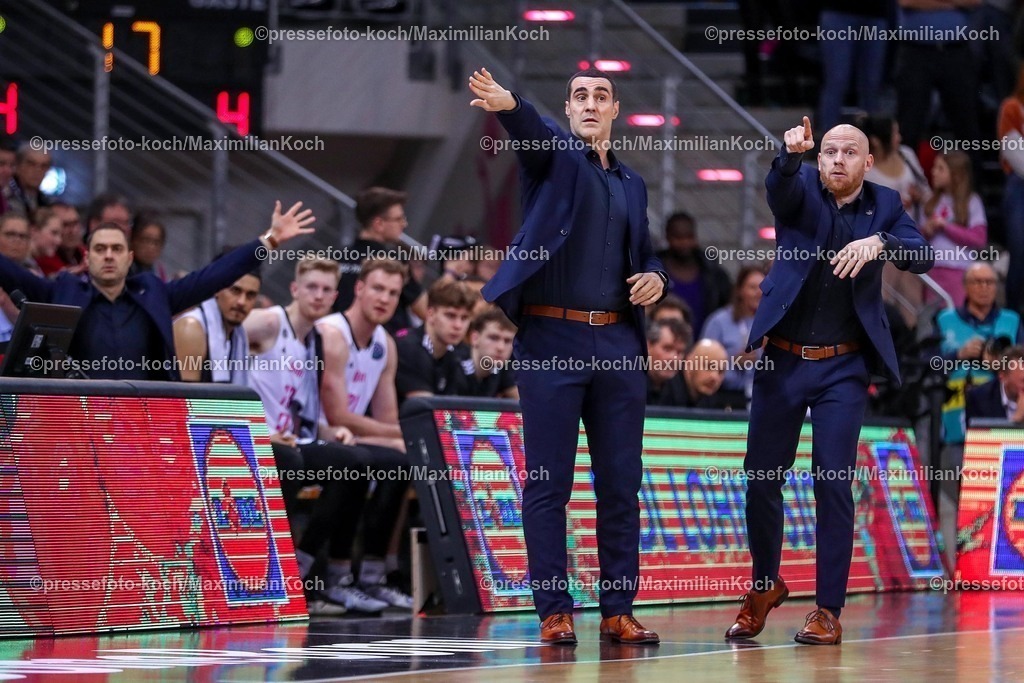 BCL08012501024 | 08.01.2025, Basketball Champions League, 1. Spiel Play-In, Telekom Baskets Bonn - Pallacanestro Reggiana, Telekom Dome: Headcoach Roel Moors (Cheftrainer Telekom Baskets Bonn) steht wild gestikulierend am Spielfeldrand